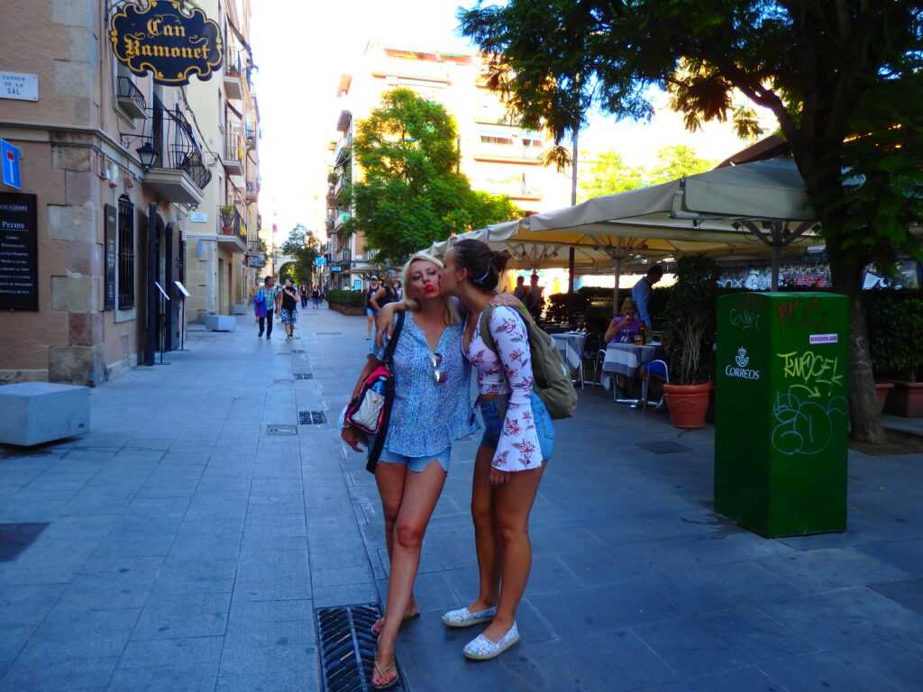 Barcelona goli turisti na ulicama grada i trgovinama slike
